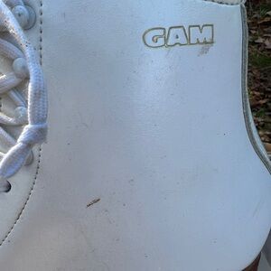 White GAM women’s figure skates 8.5